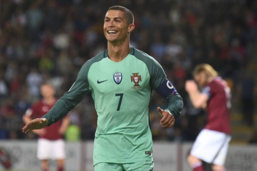 En el quinto lugar encontramos al futbolista portugués Cristiano Ronaldo, quien extendió su contrato con el Real Madrid estimado en unos $50 millones de dólares anuales por los próximos cuatro años. Además, hizo un contrato de por vida con Nike por nada menos que $1 billón.