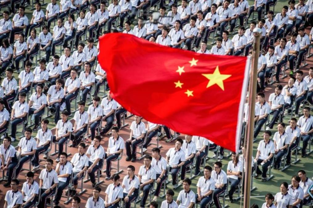 Los medios estatales mostraron imágenes de estudiantes enarbolando banderas chinas --lo que forma parte de la rutina en colegios públicos--, pese a las advertencias de evitar aglomeraciones.