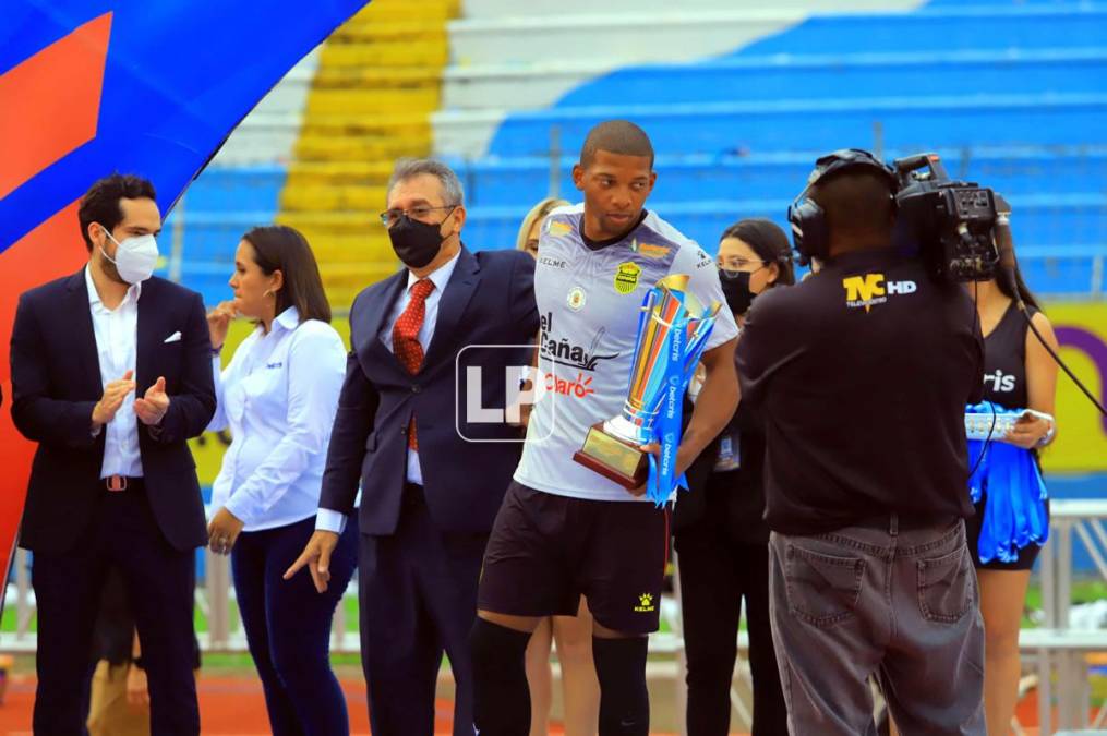 El portero Luis ‘Buba‘ López, como capitán del Real España, recogió el trofeo de subcampeón.