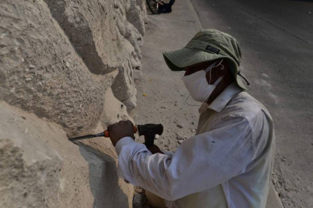 Espinoza buscó en Internet unas figuras mayas y, con cincel y martillo, elaboró figuras sobre una pared de piedra en la carretera al aeropuerto. Su obra ha despertado la admiración de los transeúntes y de la prensa local, y le generó ingresos con las propinas que le dejan quienes llegan a verlo.