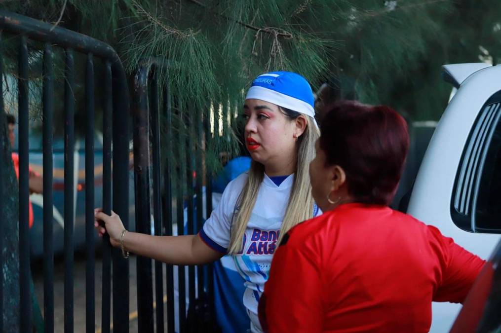 Desde horas antes del inicio del partido llegó la aficion del Olimpia para hacer la fila de ingreso al estadio Jalisco.