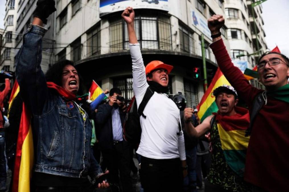 Ciudadanos bolivianos salieron a celebrar la renuncia de Evo Morales, presidente de Bolivia.