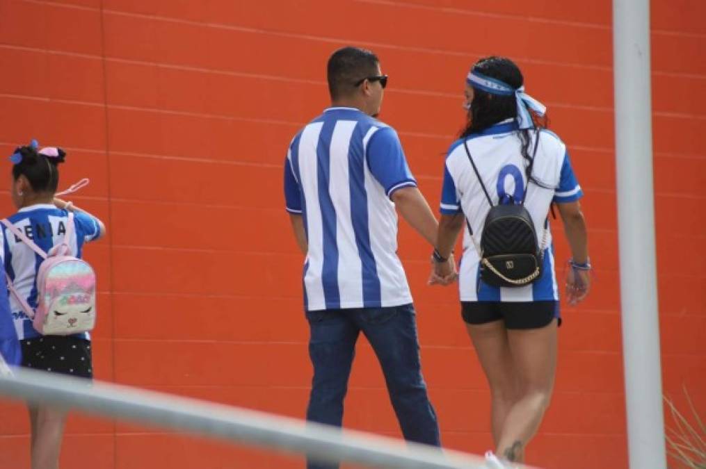 ¿Quién es la sexy colocha? Bellezas y gran ambiente en el Honduras-Qatar en el BBVA Compass Stadium