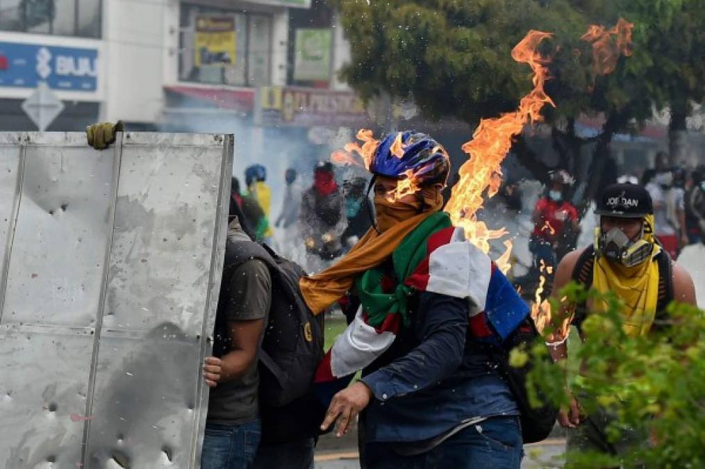 Las protestas del lunes se tornaron violentas en Cali. La ciudad de 2,2 millones de habitantes está militarizada desde el viernes por orden del gobierno. Manifestantes aseguran que la fuerza pública abrió fuego contra civiles.