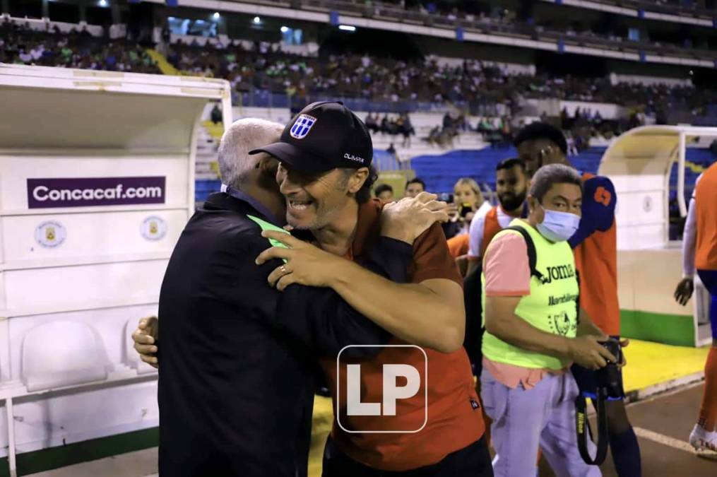 Fotos: El apagón en el Olímpico, gran detalle de Edrick Menjívar con un niño, novia preocupada y lo que le tiraron a Troglio