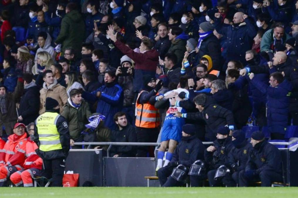 El argentino Matías Vargas celebrando el gol de Wu Lei con la afición del Espanyol.