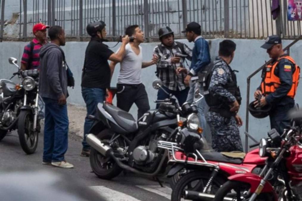 La tensión en Caracas aumentó tras difundirse fotos en redes sociales de los denominados 'colectivos', grupos de civiles armados que actúan con violencia -en ocasiones extrema- contra políticos de oposición y periodistas y que aseguran actuar en defensa de la revolución bolivariana.