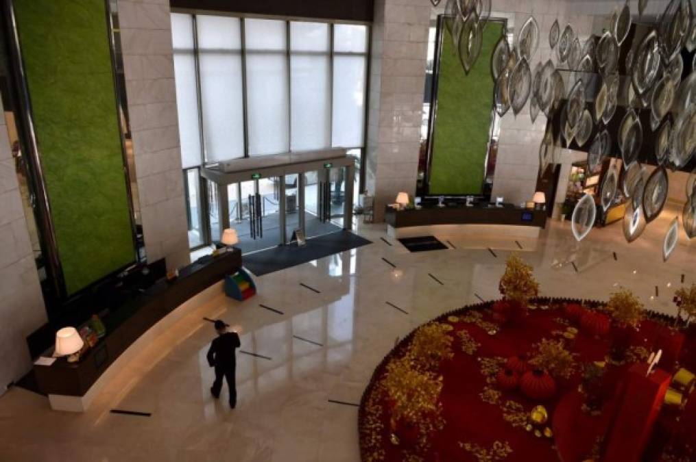 El vestíbulo del hotel se muestra desierto mientras los huéspedes y visitantes permanecen alejados debido al virus.