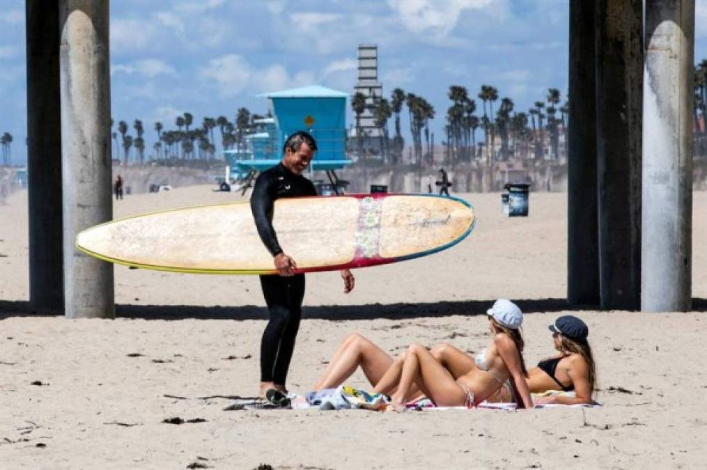 Las imágenes de cientos de jóvenes tomando el sol o surfeando en las playas del sur de California pese al confinamiento ordenado por la pandemia de coronavirus, han causado indignación en redes sociales.
