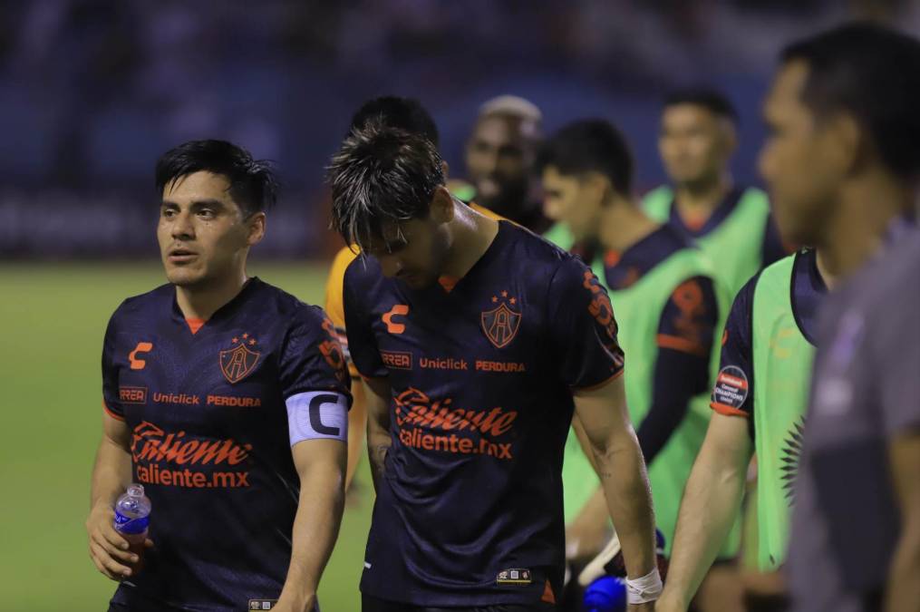 “Estamos en deuda, es una vergüenza que haya pasado este resultado. Los principales responsables somos nosotros y esperamos revertir en casa... Son distracciones que han pasado en el torneo y lo hemos pagado caro, pero la ilusión sigue intacta y el gol de visita nos da esperanza”, señaló Aldo Rocha, capitán del Atlas.