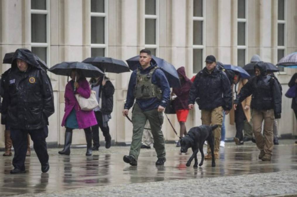 Agentes con armas largas, unidades caninas que custodian el lugar y varios detectores de metales en la sala del juez Cogan son algunas de las medidas extraordinarias que han tomado las autoridades neoyorquinas para el juicio del legendario narcotraficante.