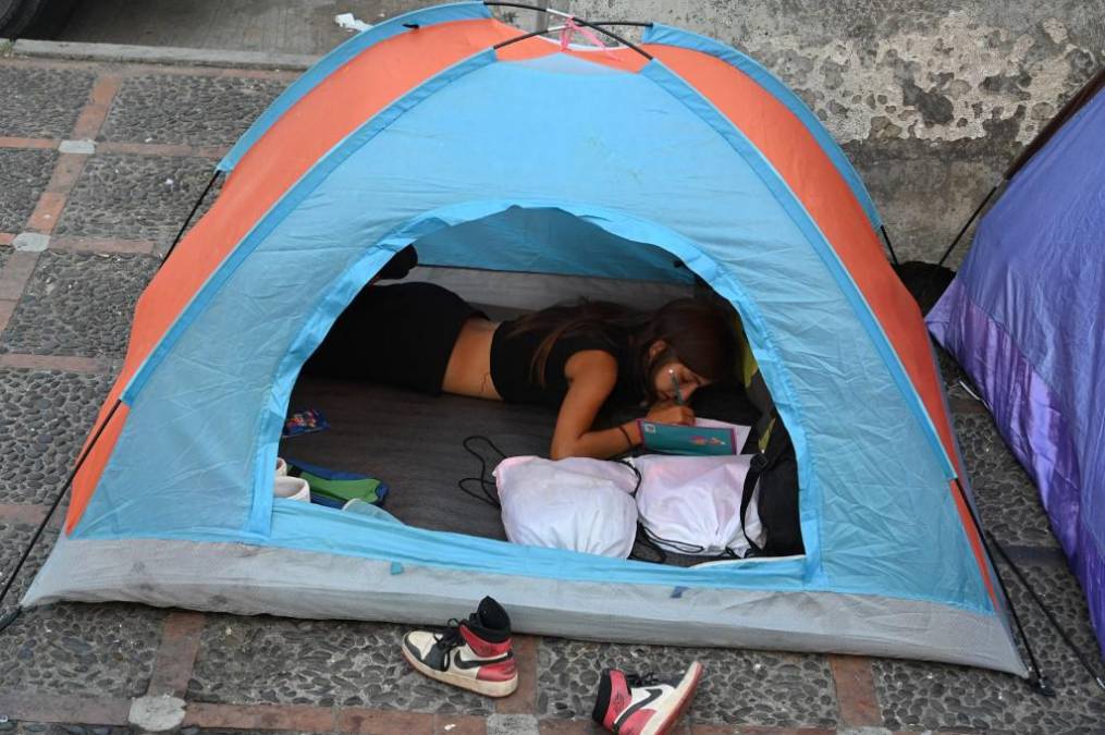  Un migrante venezolano espera en una carpa afuera del Banco Central de Honduras en Tegucigalpa.