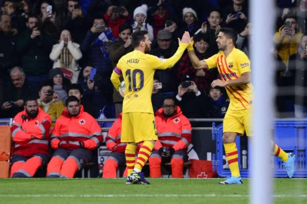 Luis Suárez empató el partido y así lo celebró con Lionel Messi.