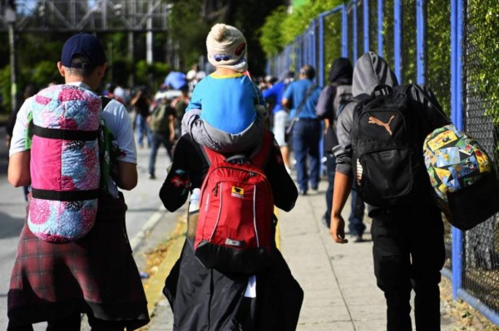 A Salvadoran family migrants start their journey towards the United States in San Salvador, on January 20, 2020. (Photo by MARVIN RECINOS / AFP)