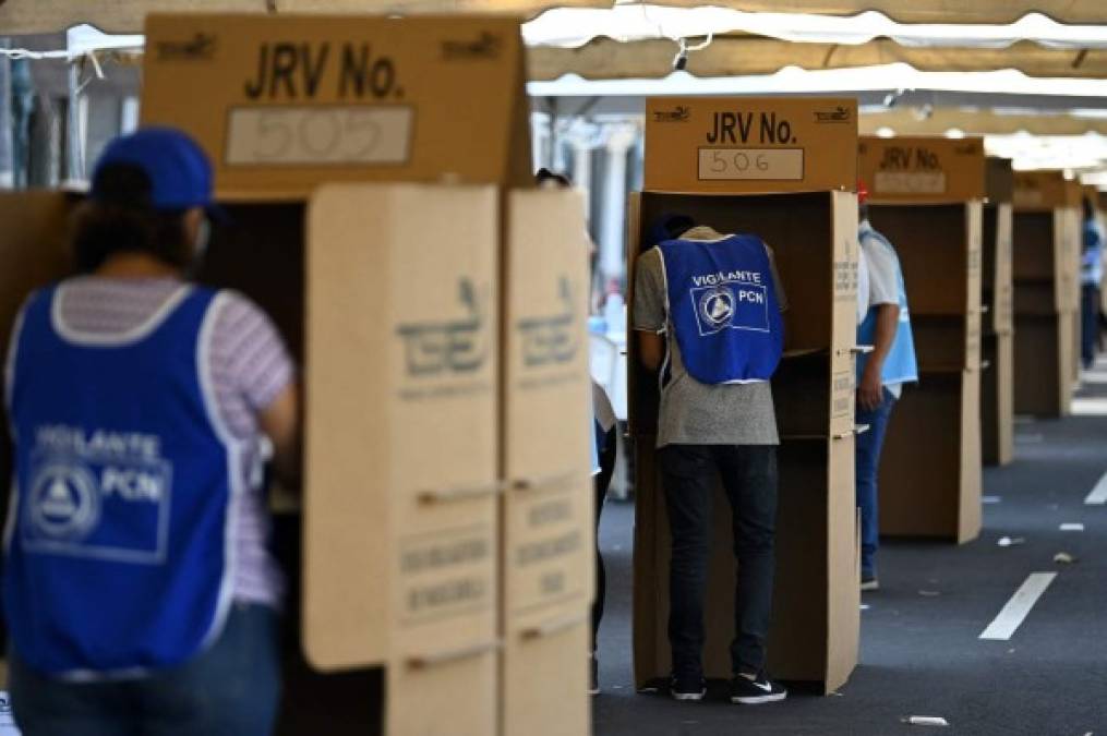 La votación se celebra bajo la vigilancia de unos 40.000 efectivos de seguridad, entre policías y militares y observadores internacionales. Foto AFP