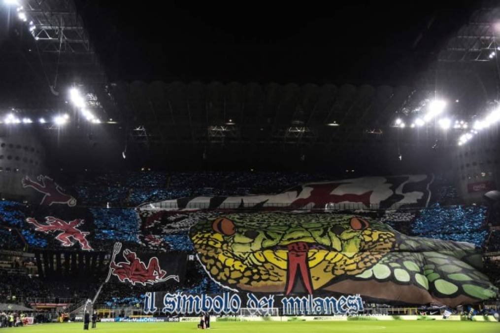 Los aficionados del Inter desplegaron tifos gigantes en las gradas del estadio Giuseppe Meazza antes del partido contra el Milan. Foto AFP