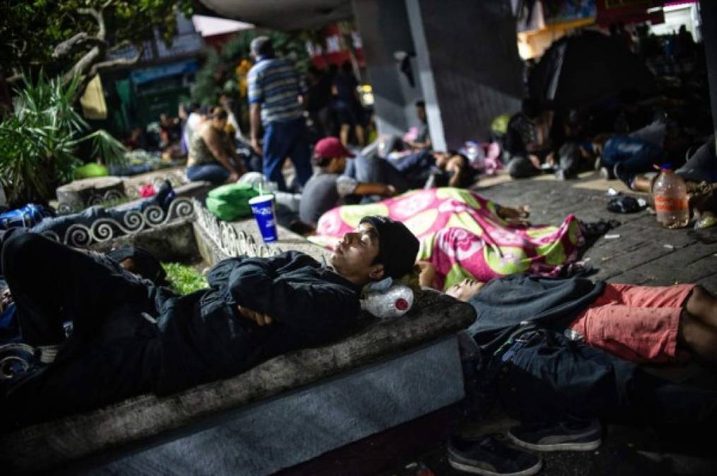 Se calcula que son alrededor de 2,300 migrantes centroamericanos los que llegaron a México entre el viernes y sábado. A este grupo se le suman unos 2,000 cubanos que ya estaban en Tapachula.