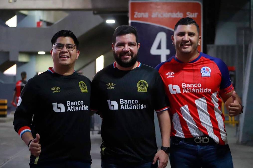 Estos aficionados del Olimpia ya en el interior del estadio Jalisco.