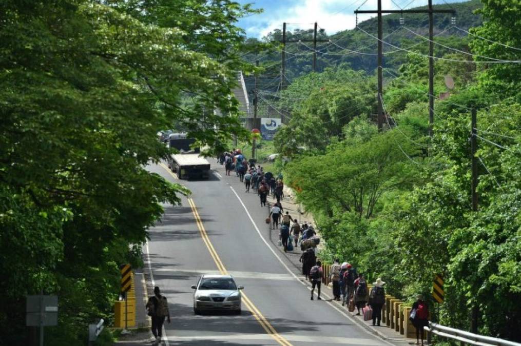 Debido al toque de queda decretado por el gobierno hondureño en marzo para contener el coronavirus, los migrantes debieron permanecer en Choluteca pero, según dijeron, se está terminando su dinero, por lo cual decidieron arriesgarse en la travesía. AFP
