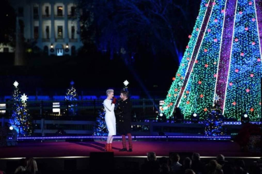 Trump cedió el honor del encendido a su esposa Melania, que pulsó el interruptor después de una cuenta regresiva iniciada por el presidente y secundada por los asistentes para descubrir un árbol iluminado en verde y rojo.