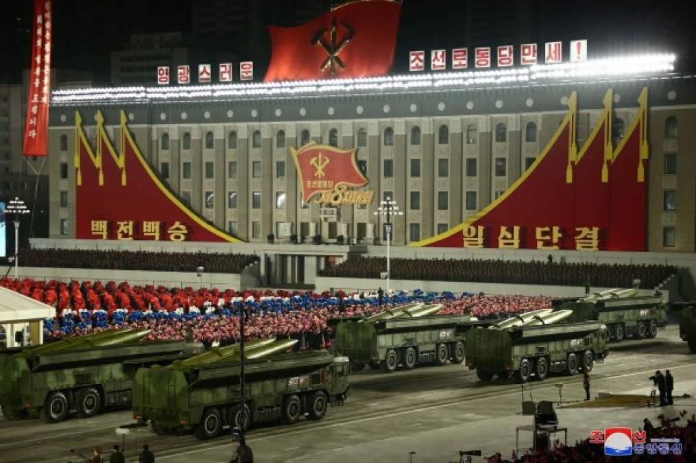 Fotos: Corea del Norte exhibe al mundo su poderío militar con presentación de misil balístico