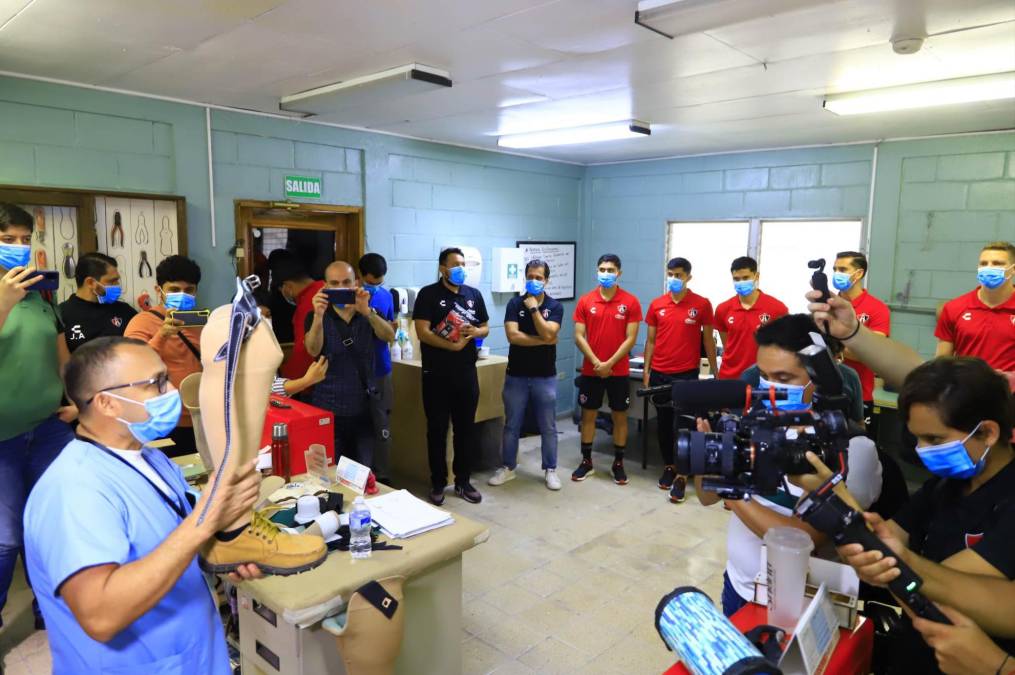 Los jugadores rojinegros hicieron un recorrido por las instalaciones de Teletón en San Pedro Sula. Les explicaron como se usan ciertas prótesis.