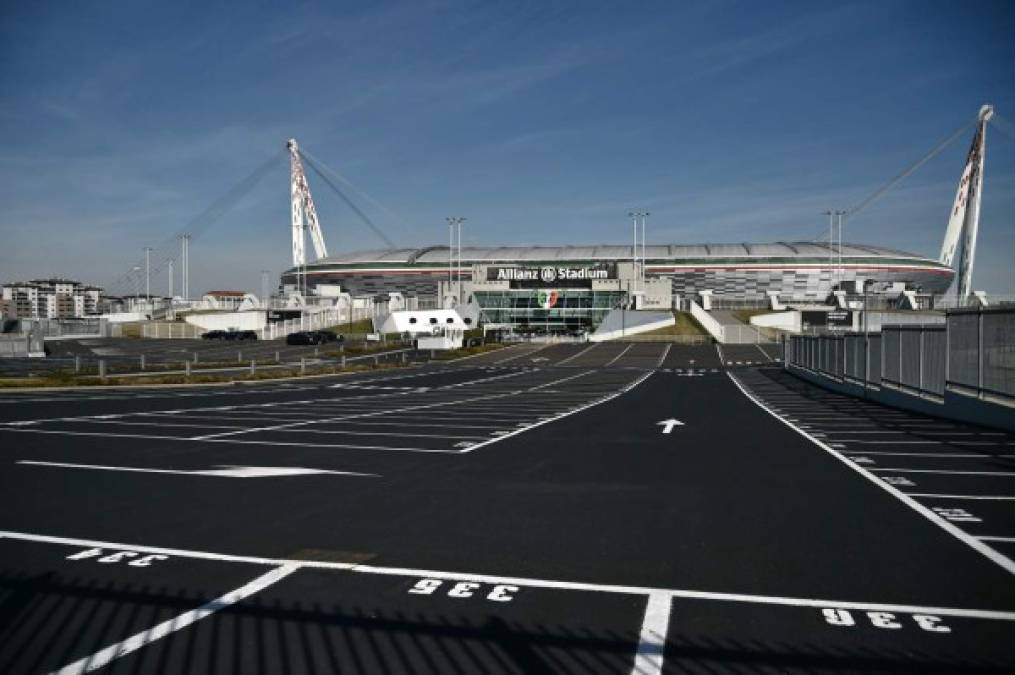 El 'Juventus Stadium' también luce despejado de presencia humana. Autoridades manifiestan que está prohibido todo tipo de desplazamiento fuera de los hogares, excepto por motivos de fuerza mayor en el ámbito laboral, necesidades básicas o urgencias sanitarias.