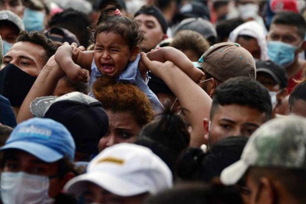 Caravana de migrantes hondureños rompe cerco policial en Guatemala