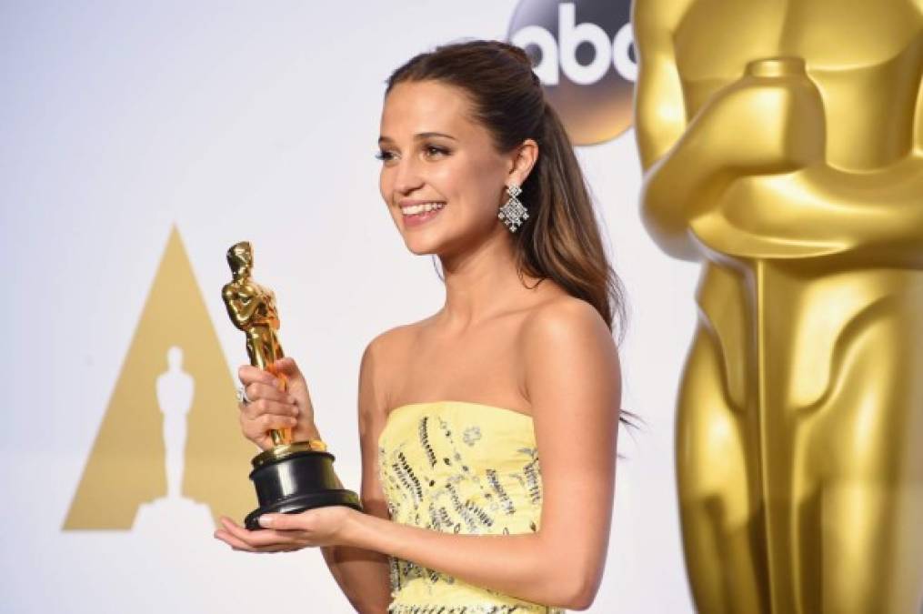 La sueca Alicia Vikander luego de recoger su premio Oscar a Mejor Actriz de Reparto por la película 'La chica danesa'