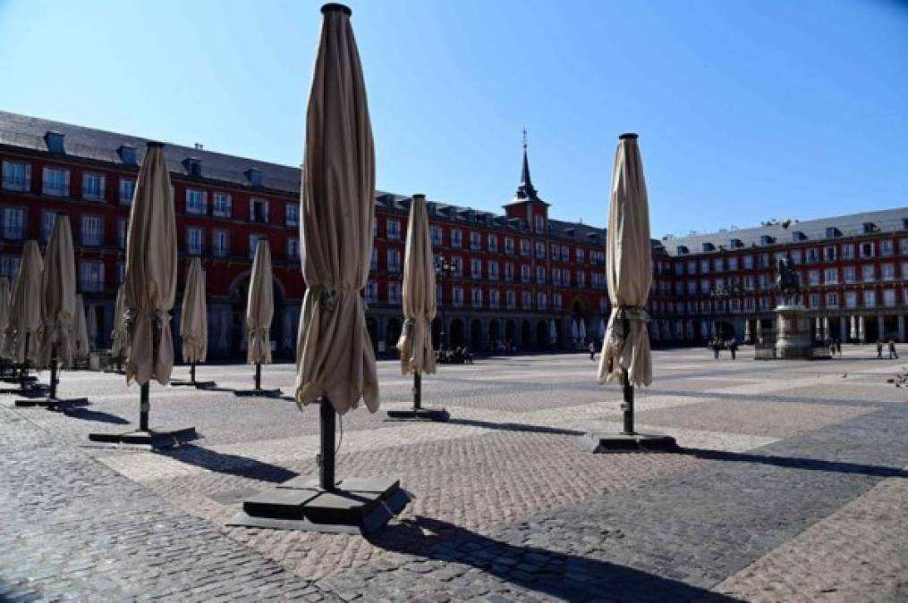 Las terrazas de los restaurantes permanecen cerradas hoy en la generalmente abarrotada Plaza Mayor en el centro de Madrid.
