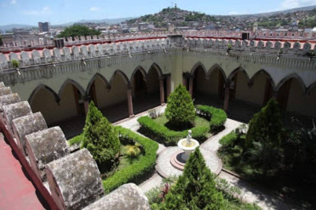 El palacio empezó a ser construido por el arquitecto Augusto Bressani en 1916.