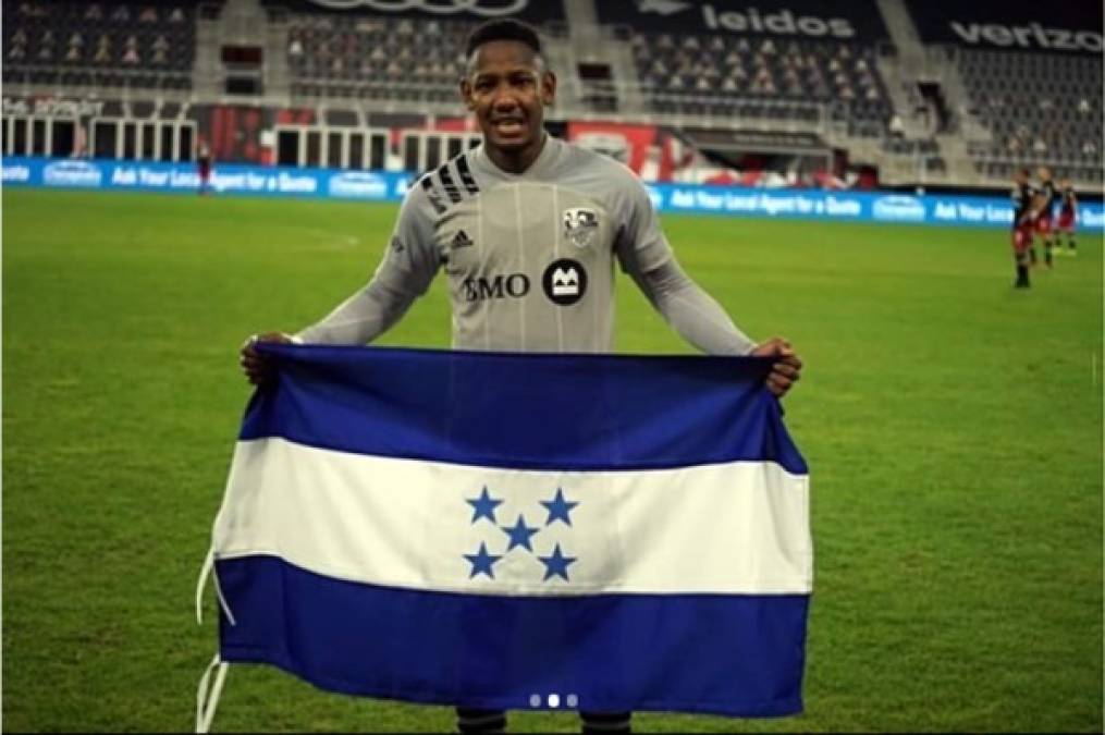 Romell Quioto posó con la bandera de Honduras muy feliz.