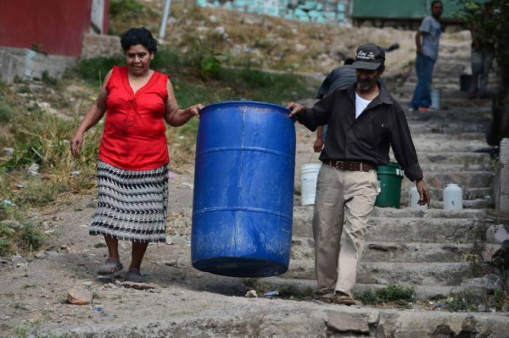 Los habitantes del barrio San Francisco utilizaron barriles, cubetas y baldes para aprovechar a almacenar el agua que recibieron este miércoles.