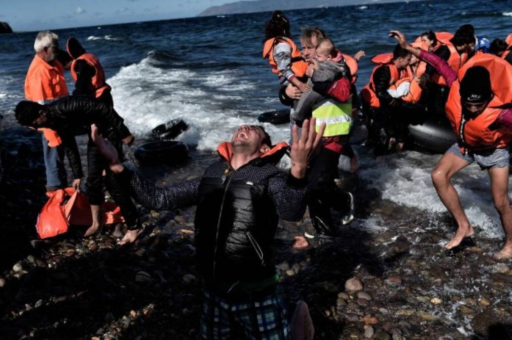 Uno de los migrantes rescatados agradece a Dios haber llegado a tierra firme.