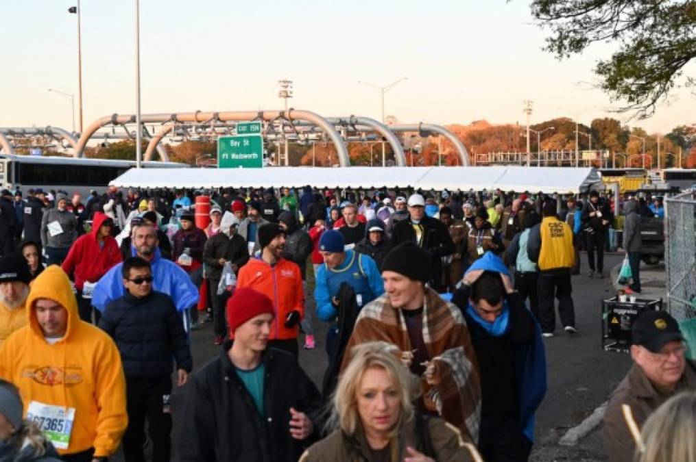Runners pass through the security check before the running of the 2019 TCS New York City Marathon November 3, 2019 in New York. (Photo by ANGELA WEISS / AFP)