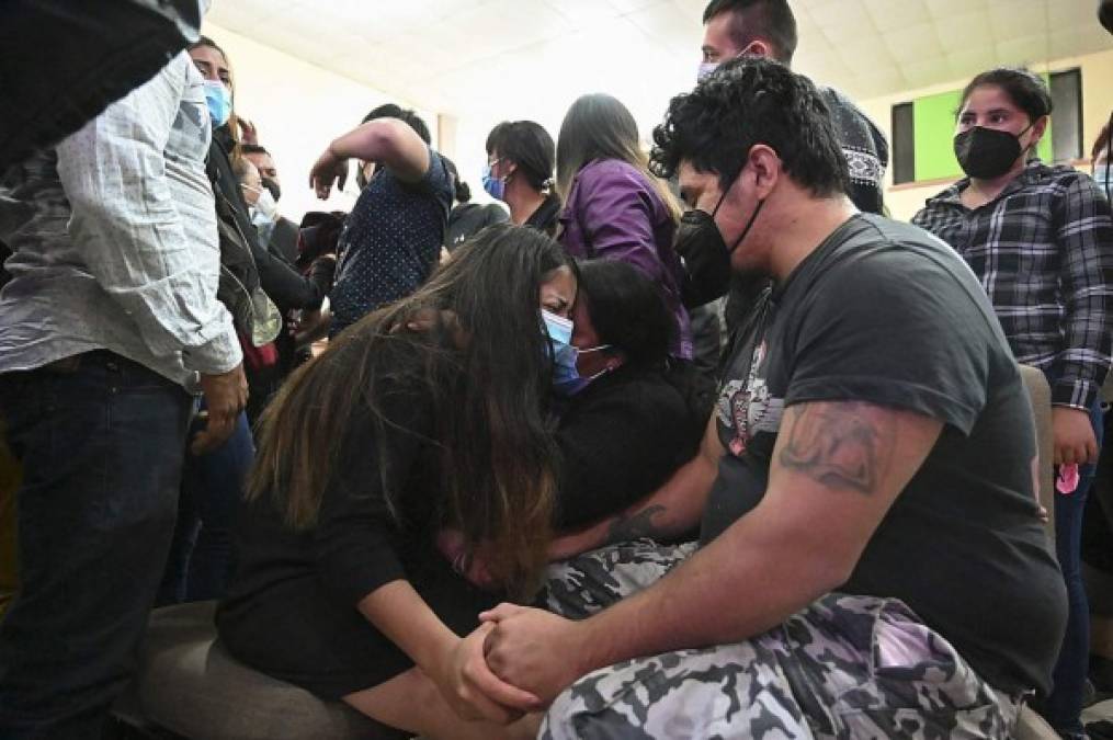 Familiares y amigos de Keyla Martínez lloran durante su funeral en La Esperanza, Intibucá. AFP