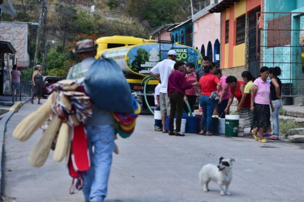 Cada familia recibirá 55 galones de agua sin ningún costo.<br/>'Esto es para enfrentar esta crisis y en paralelo tengan la seguridad a mediano y largo plazo la solución a esa problemática', señaló el Juan Orlando Hernández.<br/><br/>'Este problema es de todos y no se va a resolver solo con la presencia de los organismos del Estado, sino que es con la participación, conciencia y compromiso de cada uno de nosotros', recalcó.