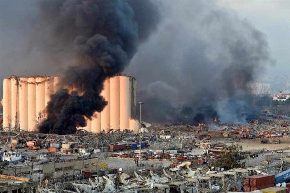 El primer ministro libanés, Hasan Diab, pidió ayuda a todos los países y 'amigos del Líbano' y aseguró que los libaneses están 'lidiando con una auténtica catástrofe', que además de haber destrozado el puerto, deja calles, edificios y plazas en ruinas en toda la ciudad.