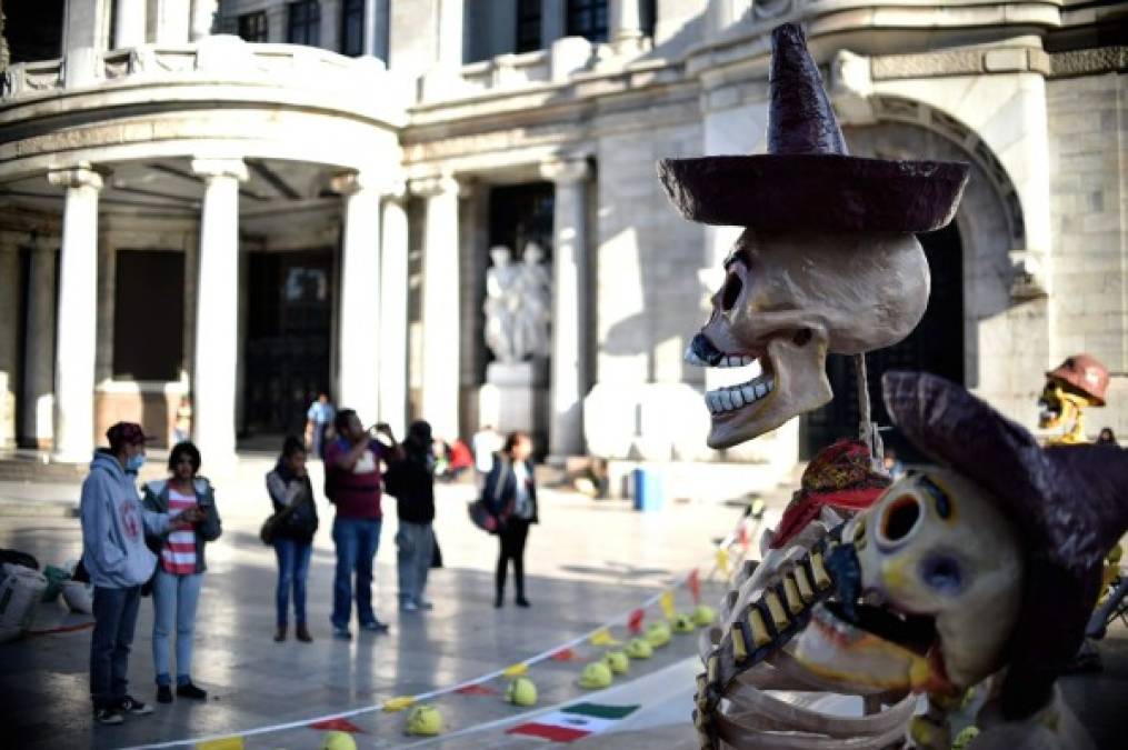 El Día de Muertos es una celebración tradicional de origen mesoamericano que honra a los difuntos. Se celebra principalmente los días 1 y 2 de noviembre, aunque en algunos lugares comienza desde el 31 de octubre.