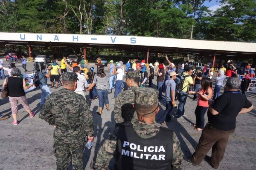 Fotos del desalojo de estudiantes en la Unah-vs en San Pedro Sula