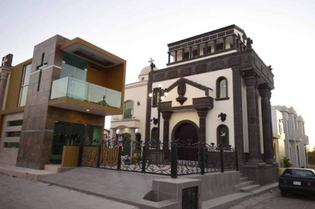 El cementerio está ordenado según la estructura jerárquica de los carteles. En la entrada se encuentran las tumbas al ras del piso, luego hay un segundo nivel en los que resaltan figuras de aviones, son las sepulturas de los pilotos. Al fondo del camposanto se encuentran las lujosas criptas de los jefes de sicarios y los narcos.