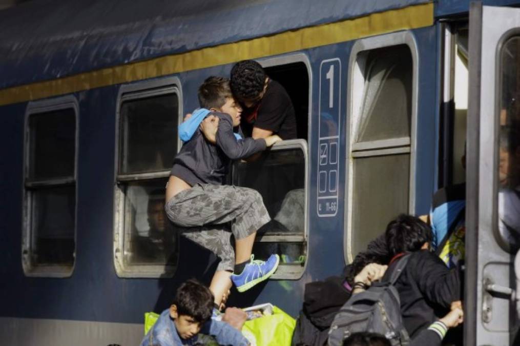 Miles de migrantes abarrotaron los trenes en la estación de Budapest.