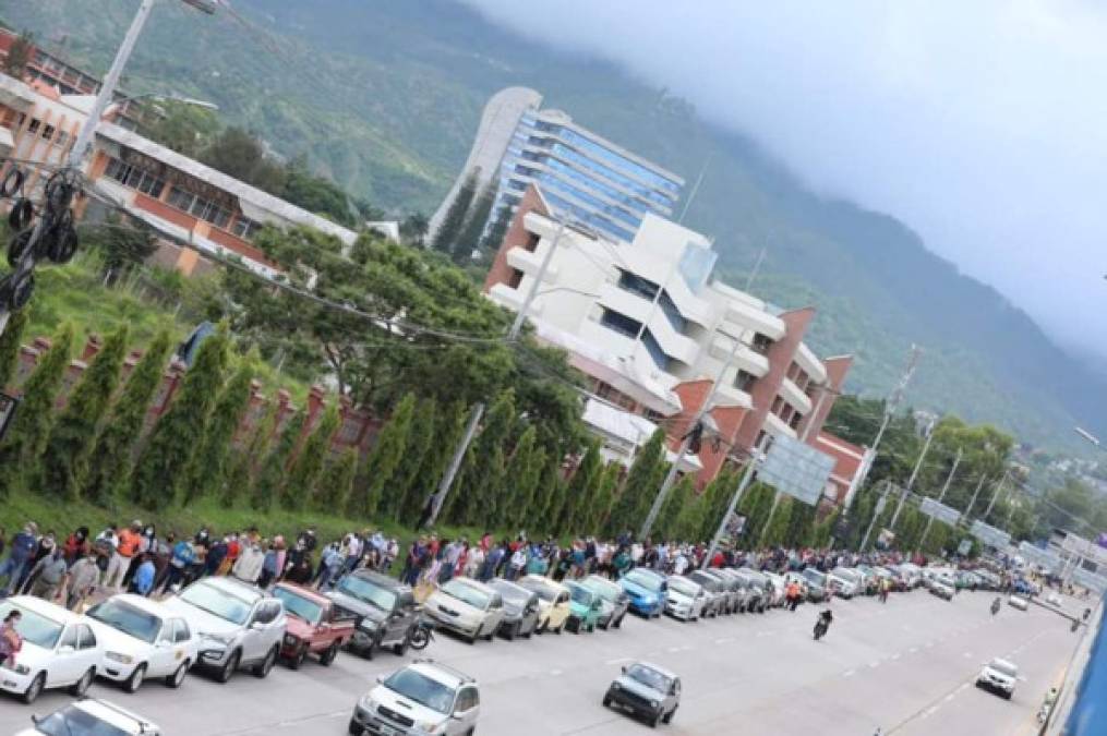 ¡Enormes filas! Miles de hondureños acuden al 'Vacunatón' en Tegucigalpa