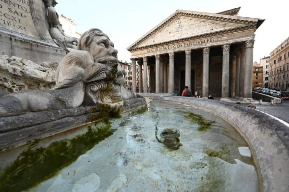 La Plaza de la Rotonda en Roma constituye un fuerte atractivo turístico. Sin embargo, el nuevo coronavirus ha provocado el abandono y desolación.