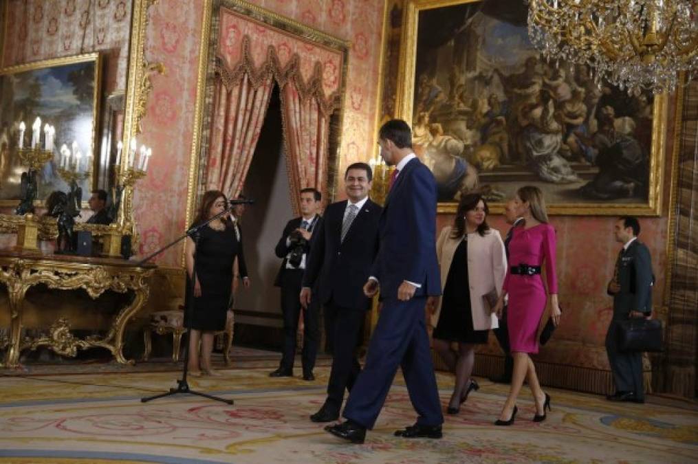 El presidente de Honduras, Juan Orlando Hernández, junto al Rey de España. Atrás la Reina Letizia y la primera dama, Ana García Hernández.