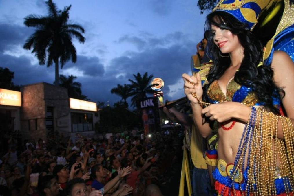 Bellas mujeres con vestimenta de carnaval en el desfile de carrozas en San Pedro Sula.