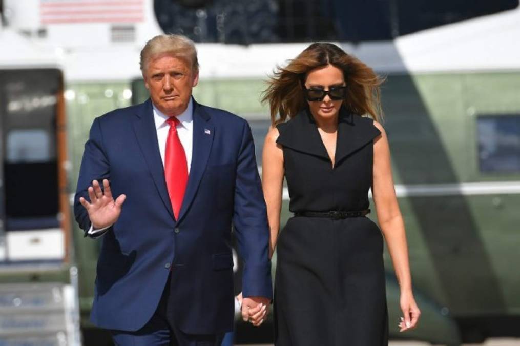 La pareja presidencial estadounidense se mostró muy afectuosa al tomarse de la mano para subir al Air Force One que los trasladará a Nashville.