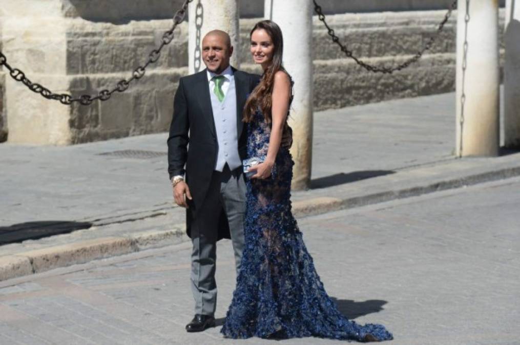 Otro de los invitados estrella, el exfutbolista brasileño Roberto Carlos llegó acompañado de su bella esposa, Mariana Luccon.