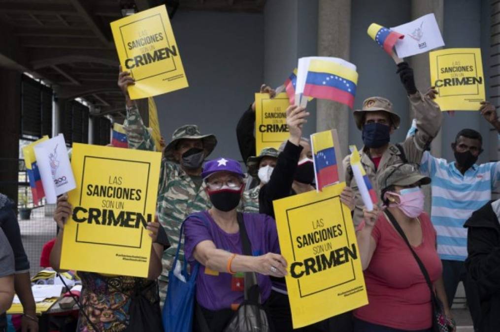 Los trabajadores se manifestaron exigiendo con pancartas 'sueldos dignos', 'reivindicaciones laborales' y 'vacunas para todos', pero también expresaron su 'rechazo a la represión' que, aseguran, les hace el Gobierno de Nicolás Maduro.