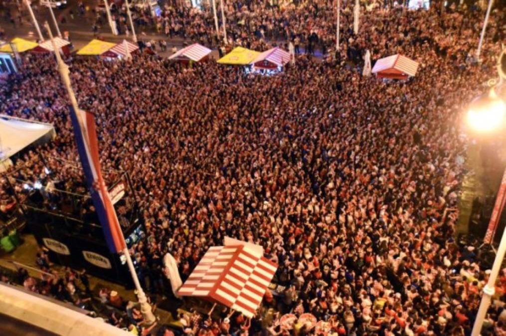 En el centro de Zagreb se organizó un gran carnaval para festejar el pase de la selección croata a la final contra los franceses.
